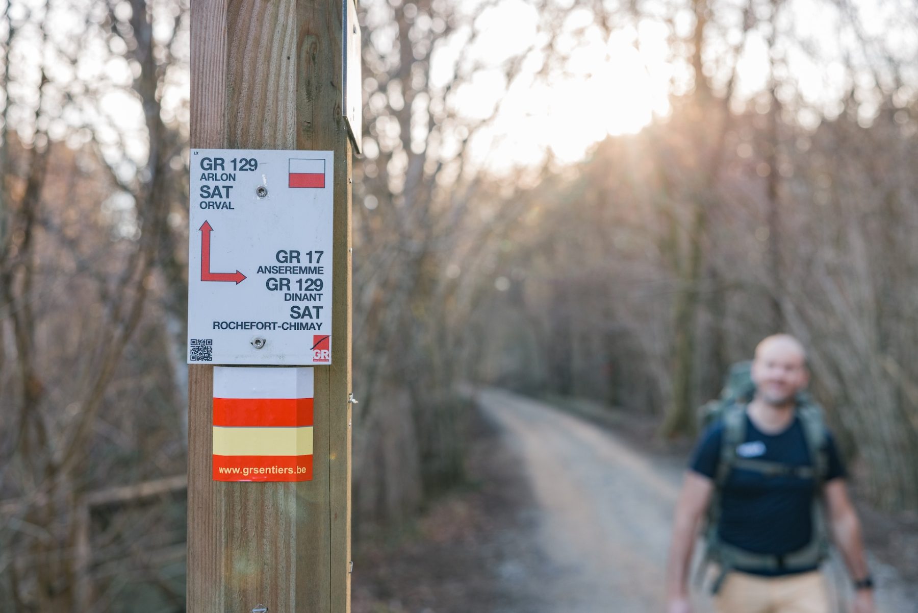 Wandelen langs een GR129 bordje