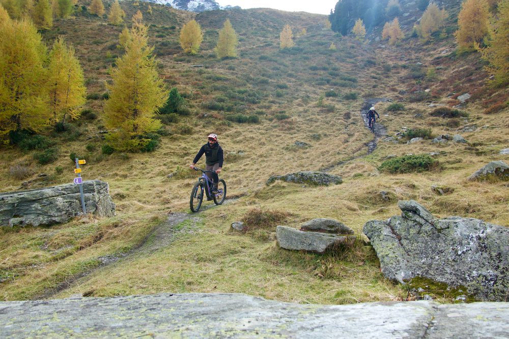 Via natte trails naar beneden Wallis