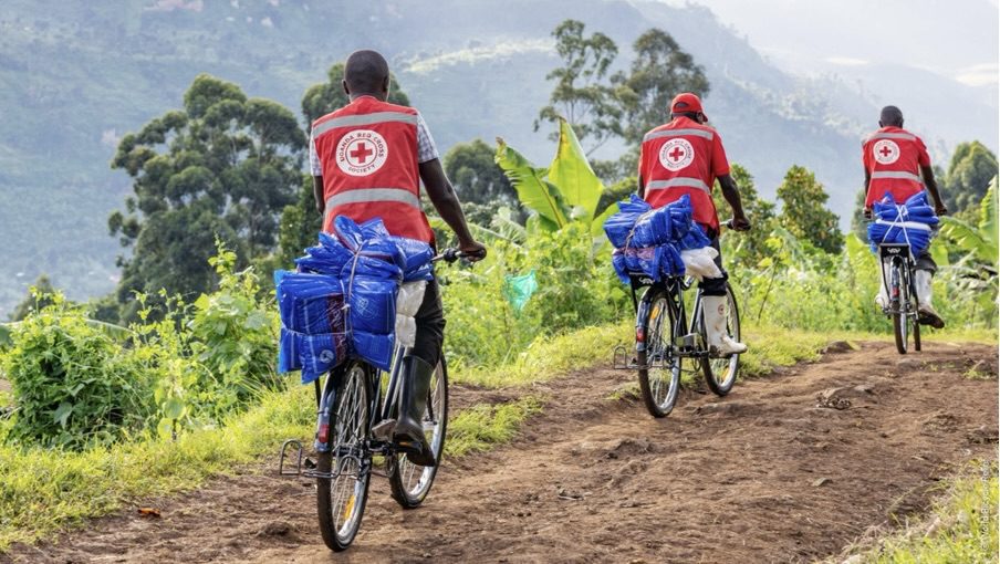 Een beeld waarop drie mannen op een fiets over een zandpad rijden, afkomstig uit de documentaire Building the Buffalo, wat een documentaire is die wordt vertoond tijdens de BIKE FILM TOUR.