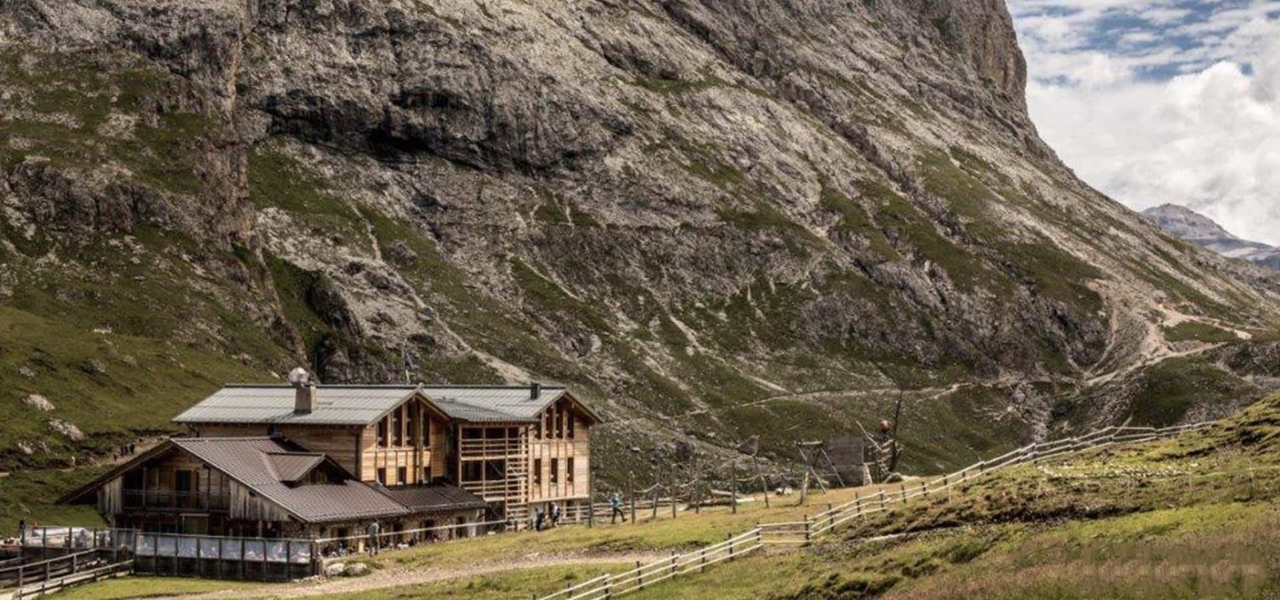 Een berghut met op de achtergrond een gebergte.