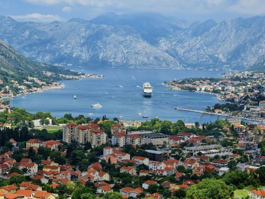 Uitzicht op de baai van Kotor en de stad Kotor in Montenegro.