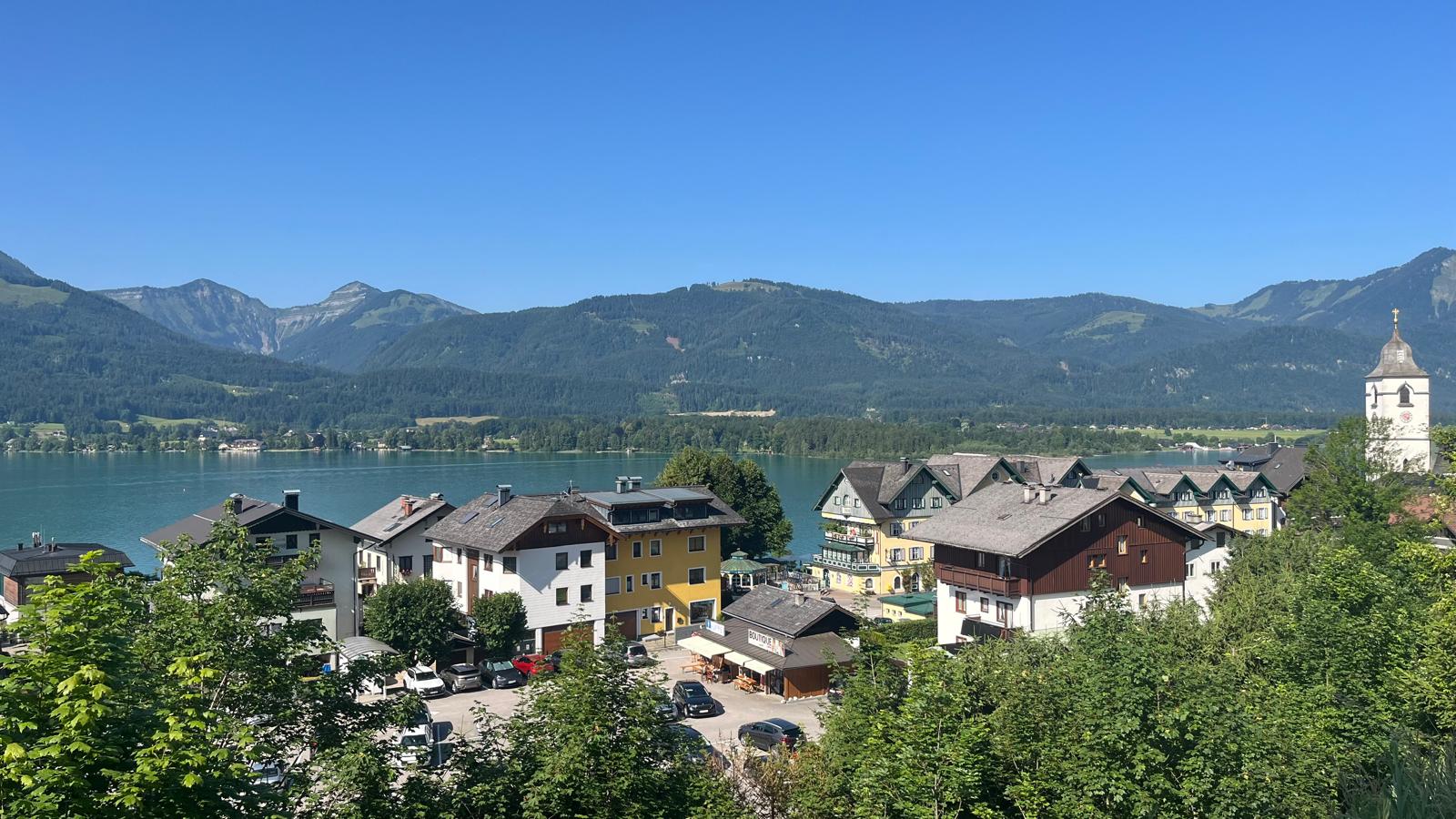 Het dorp Sankt Wolfgang en de Wolfgangsee in Oostenrijk