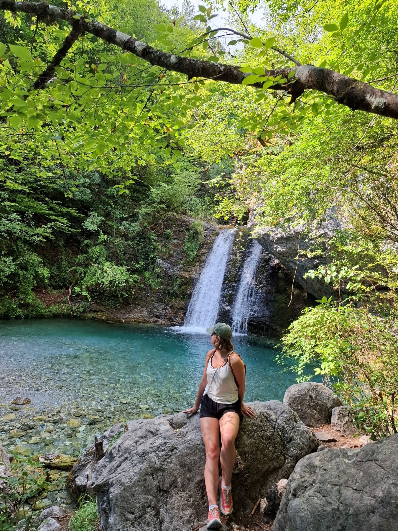 Wandelaar bij waterval van Enipeas bij Mount Olympus