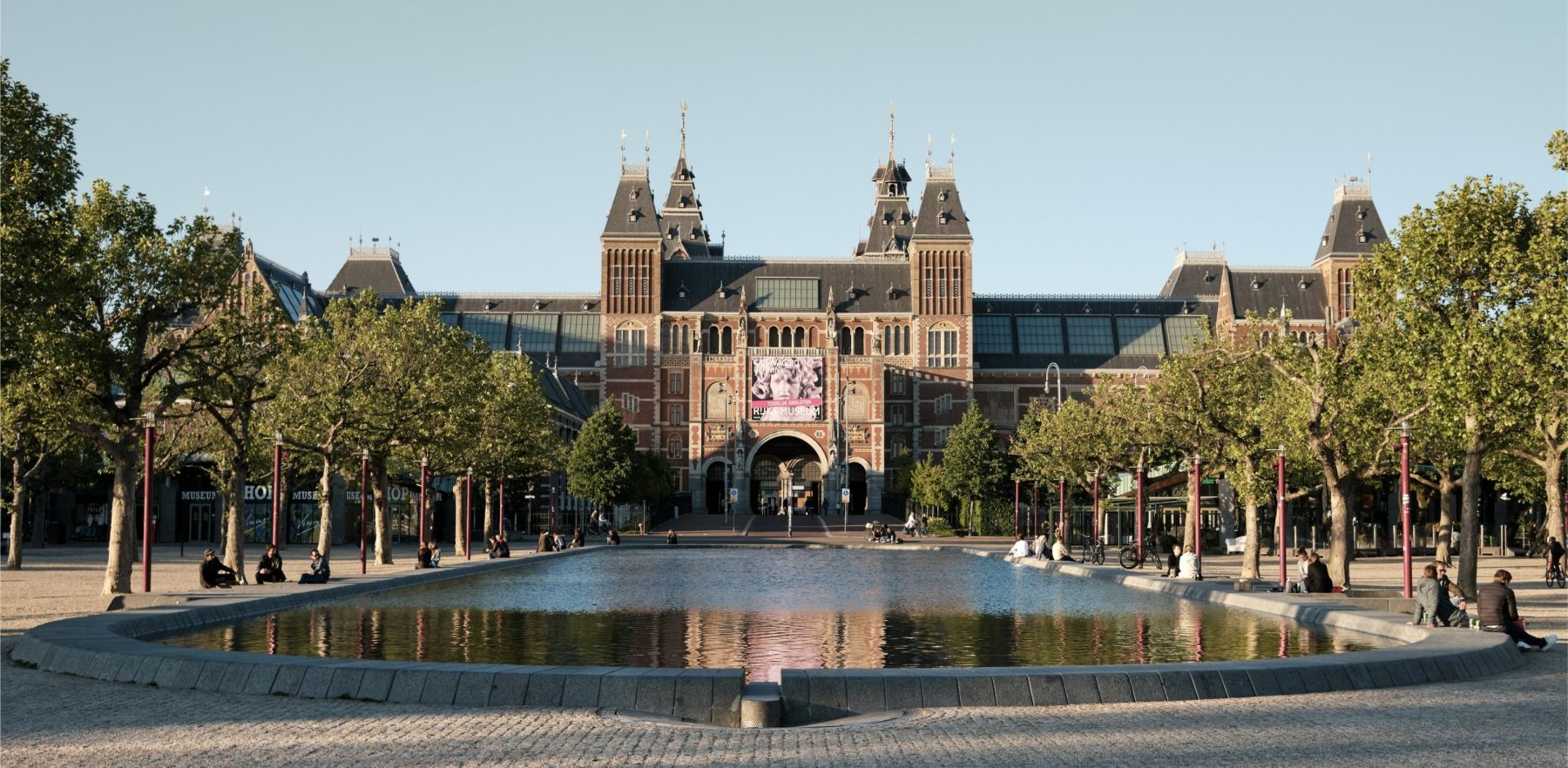 Een fontein met op de achtergrond het Rijksmuseum in Amsterdam.