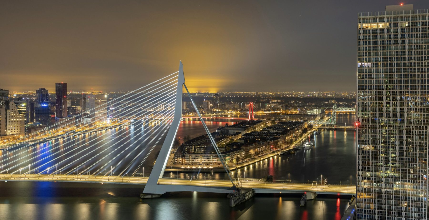 Uitzicht 's nachts op de Erasmusbrug bij de Wilhelminakade.