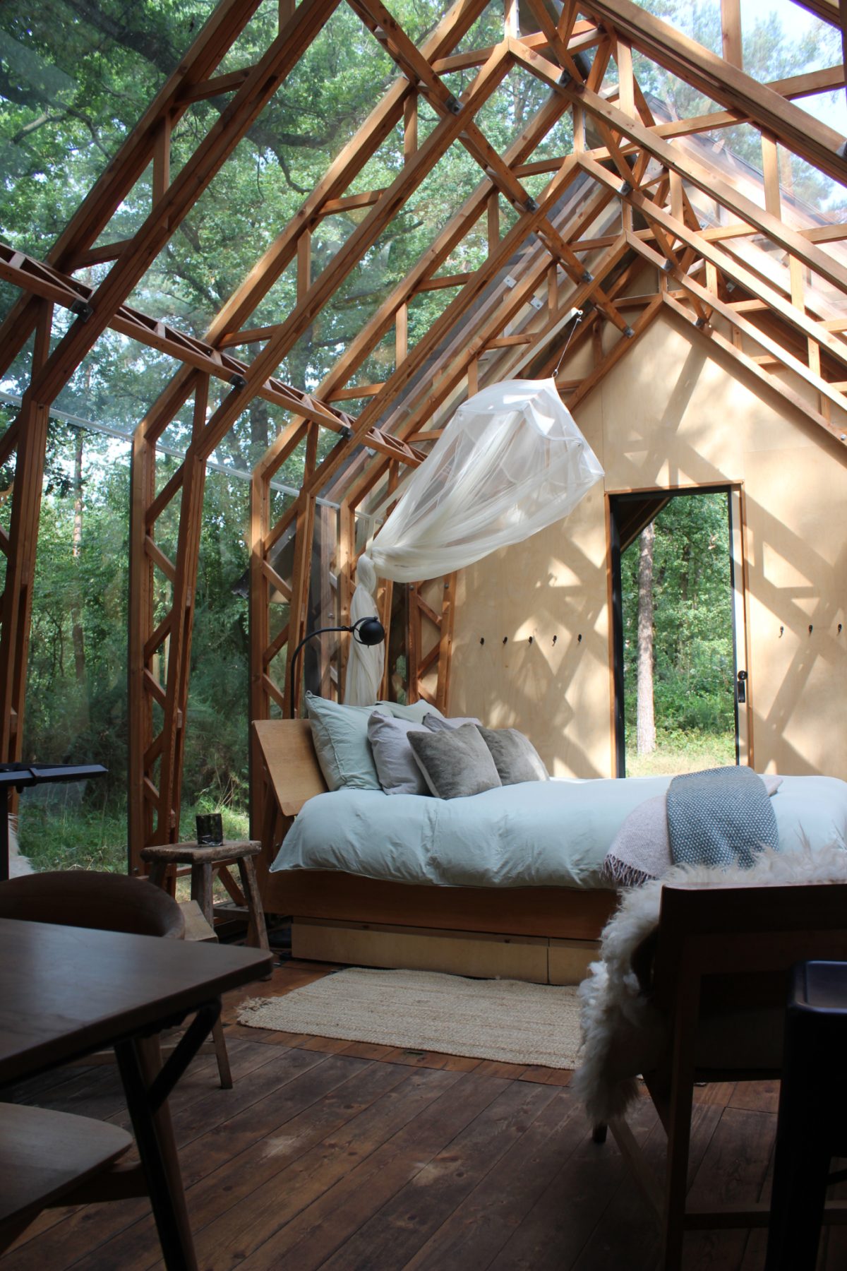Cabin ANNA binnenkant met bed en glazen dak