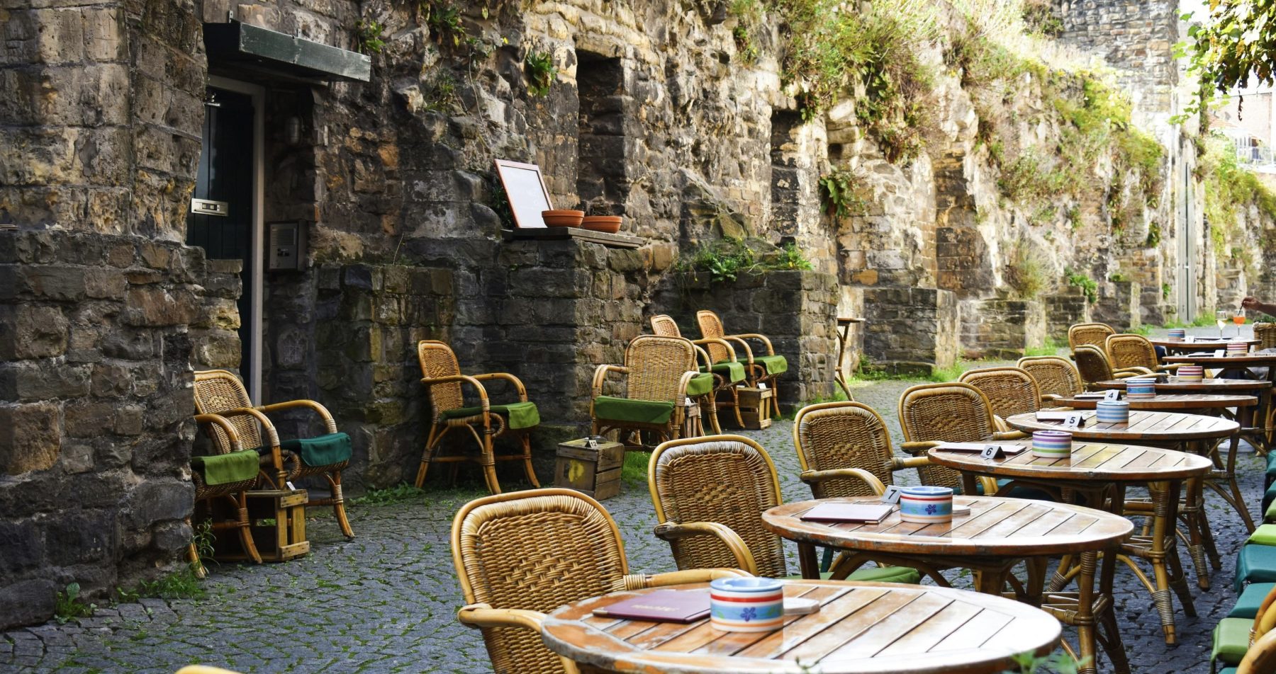 Een gezellig straatje met een terras in Maastricht.
