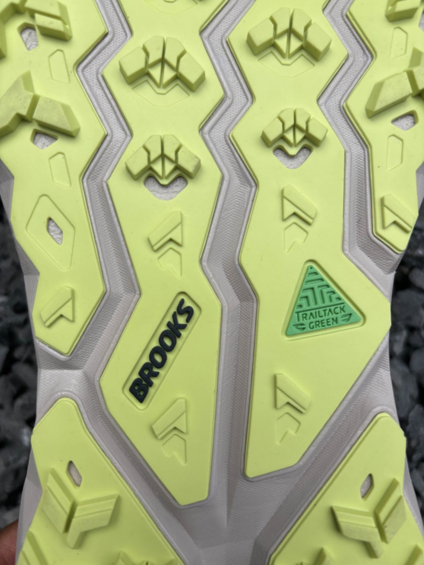 Brooks Cascadia 19 trailrunschoenen zool ingezoomd