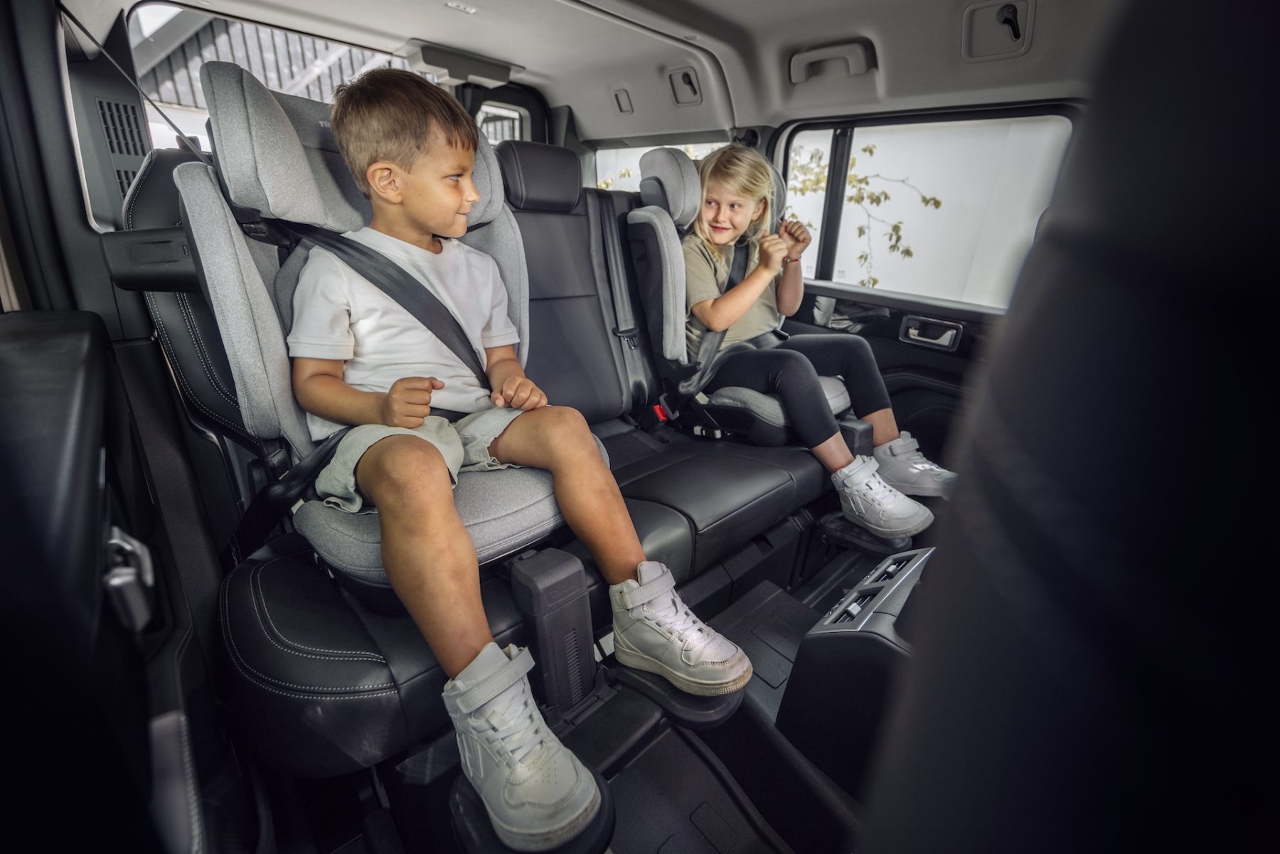 Thule Palm autostoel naast elkaar