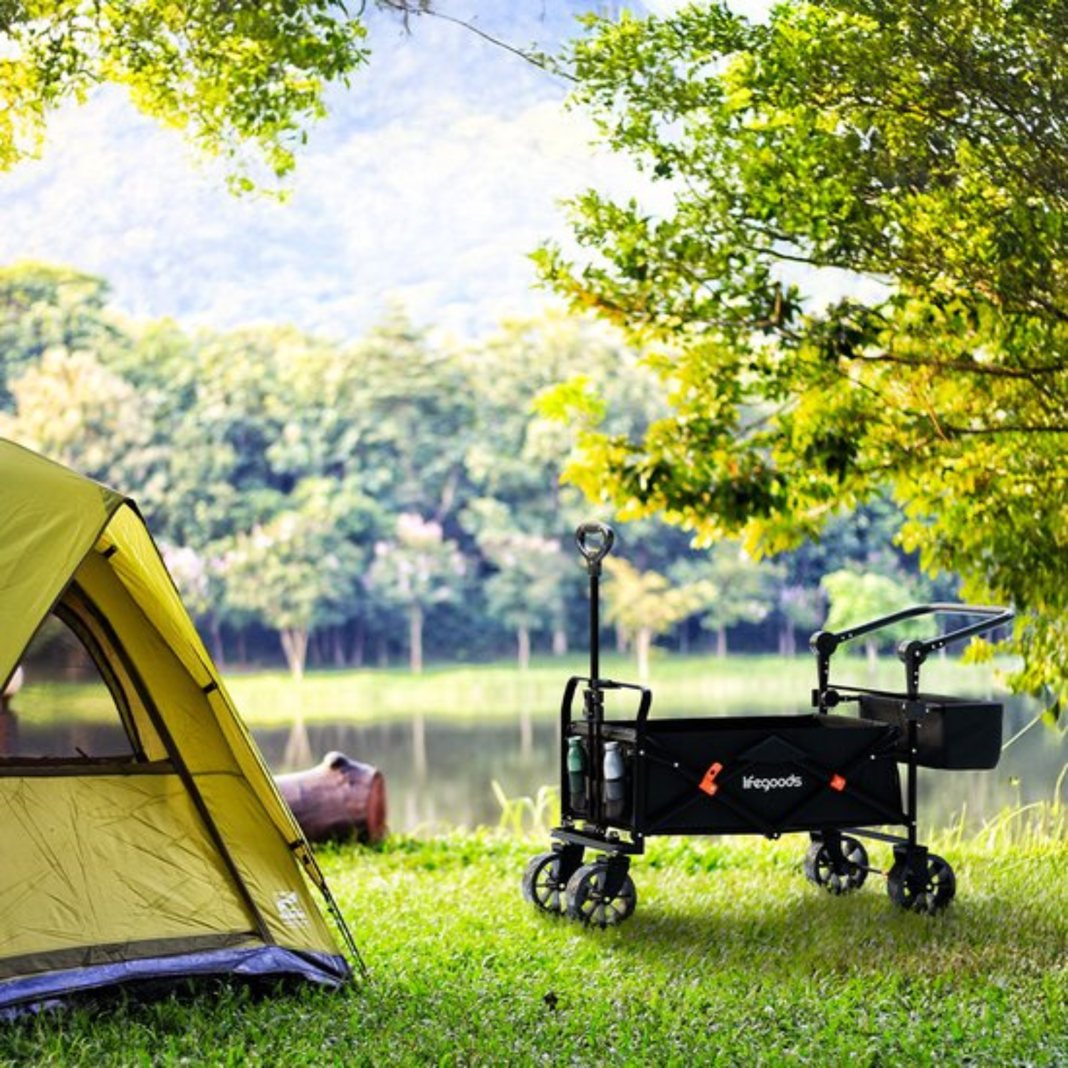 De LifeGoods Bolderwagen naast een gele tent in een groene omgeving.