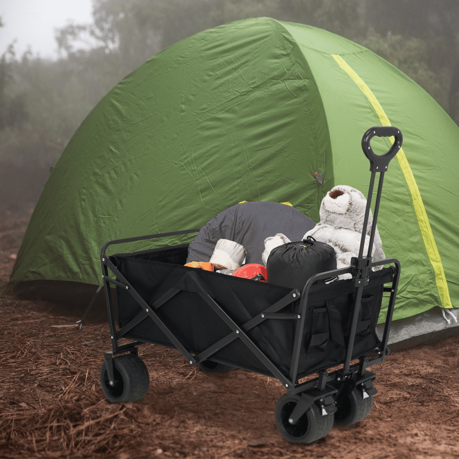 Een volgeladen bolderwagen van Infinity Goods naast een groene tent in een bos.