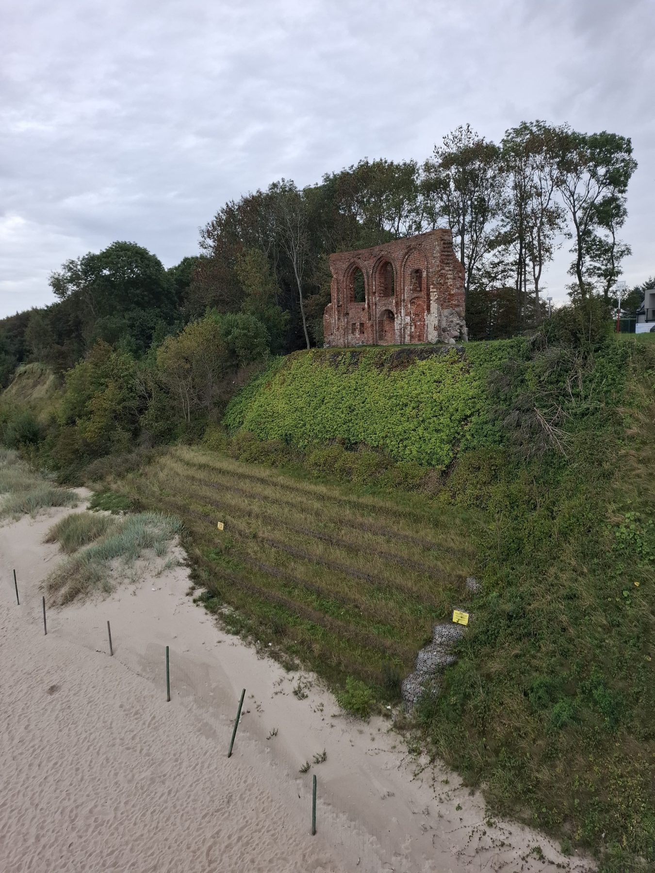 ruïne van de kerk in Trzęsacz, Polen
