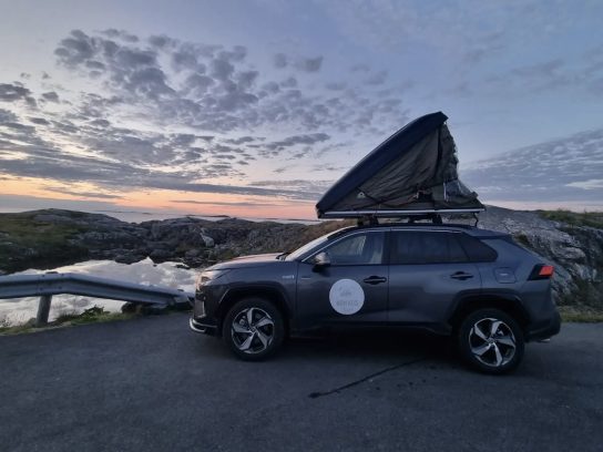 Een SUV met daktent in Noorwegen tijdens Norway Nomads.