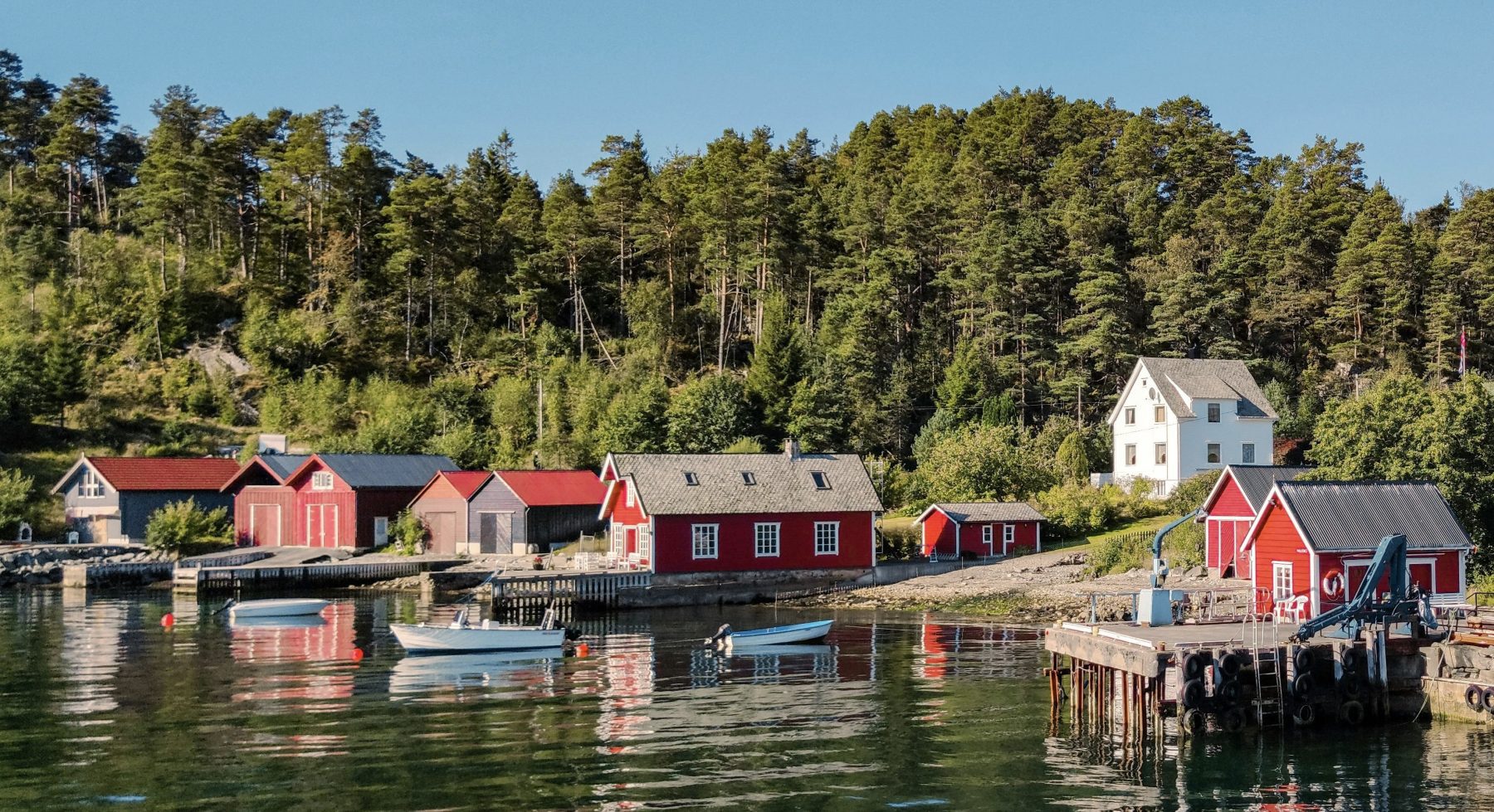 Een charmant Noors dorpje met rode huizen in het Hardangerfjord.