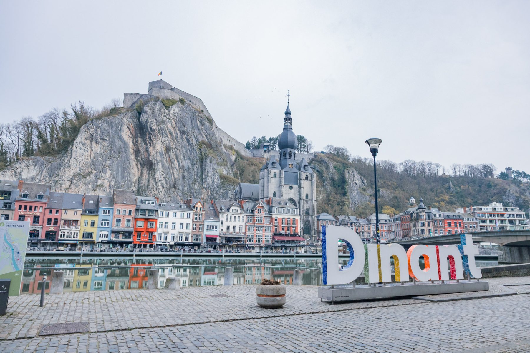 Dinant logo langs rivier