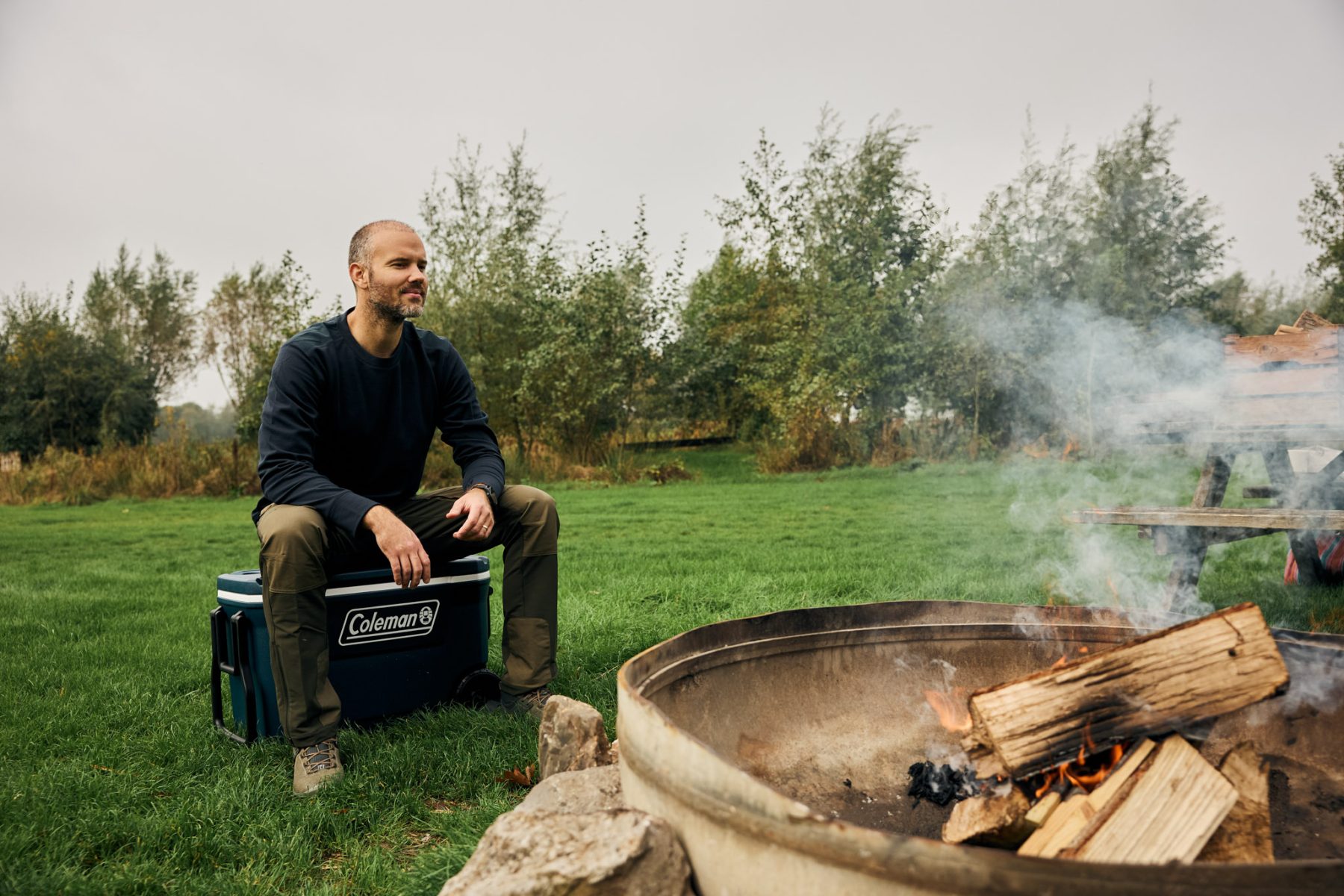 Kamperen in de herfst kampvuur