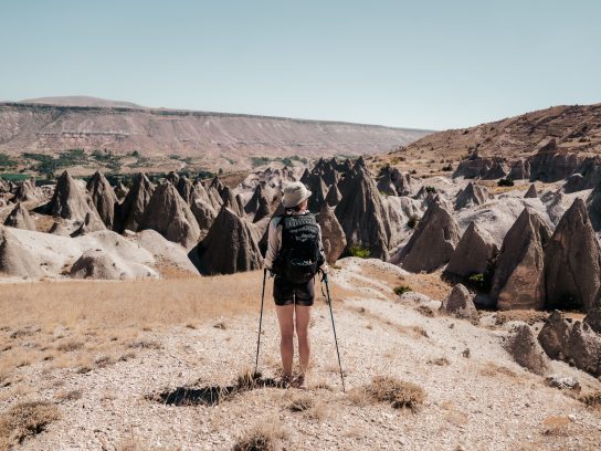 wandelende vrouw kijkt naar uitzicht Cappadocië schoorstenen in turkije