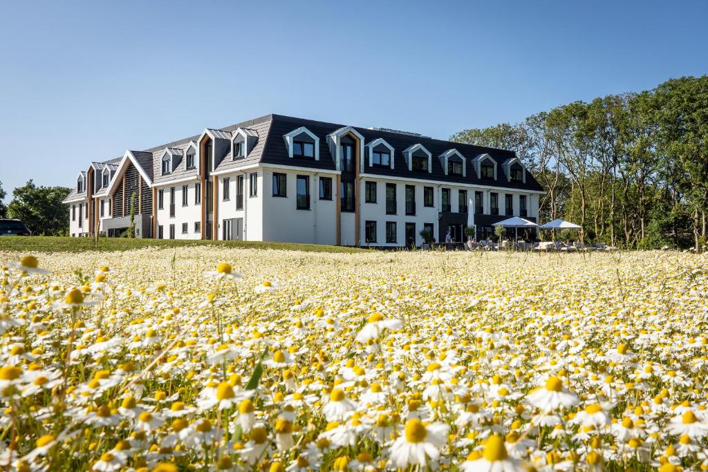 Vooraanzicht van Eilandhotel Texel, perfect voor een nachtje weg aan zee.