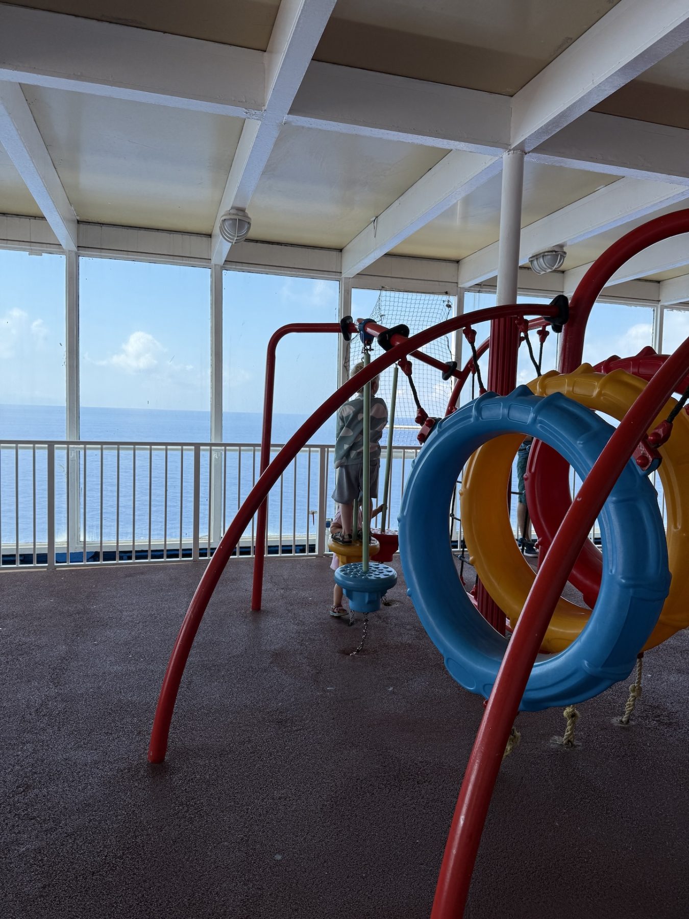 camper op de veerboot binnenspeeltuin