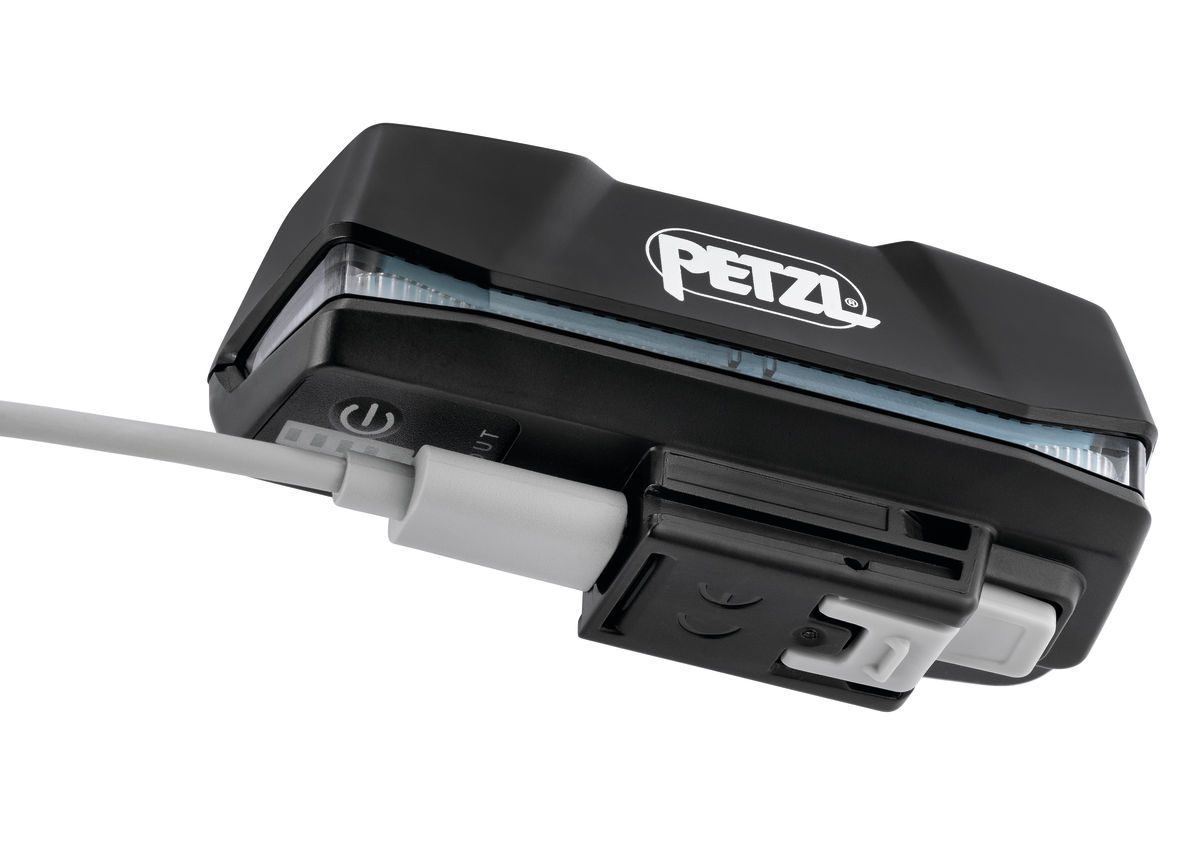 De Li-ion batterij aan de achterzijde van de Petzl NAO RL