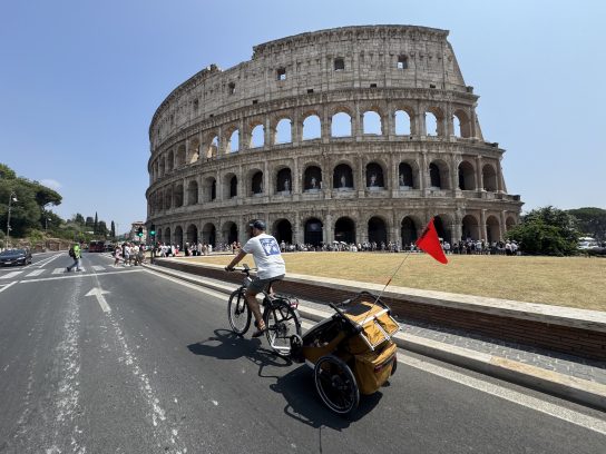 fietsen in Rome langs het Colosseum