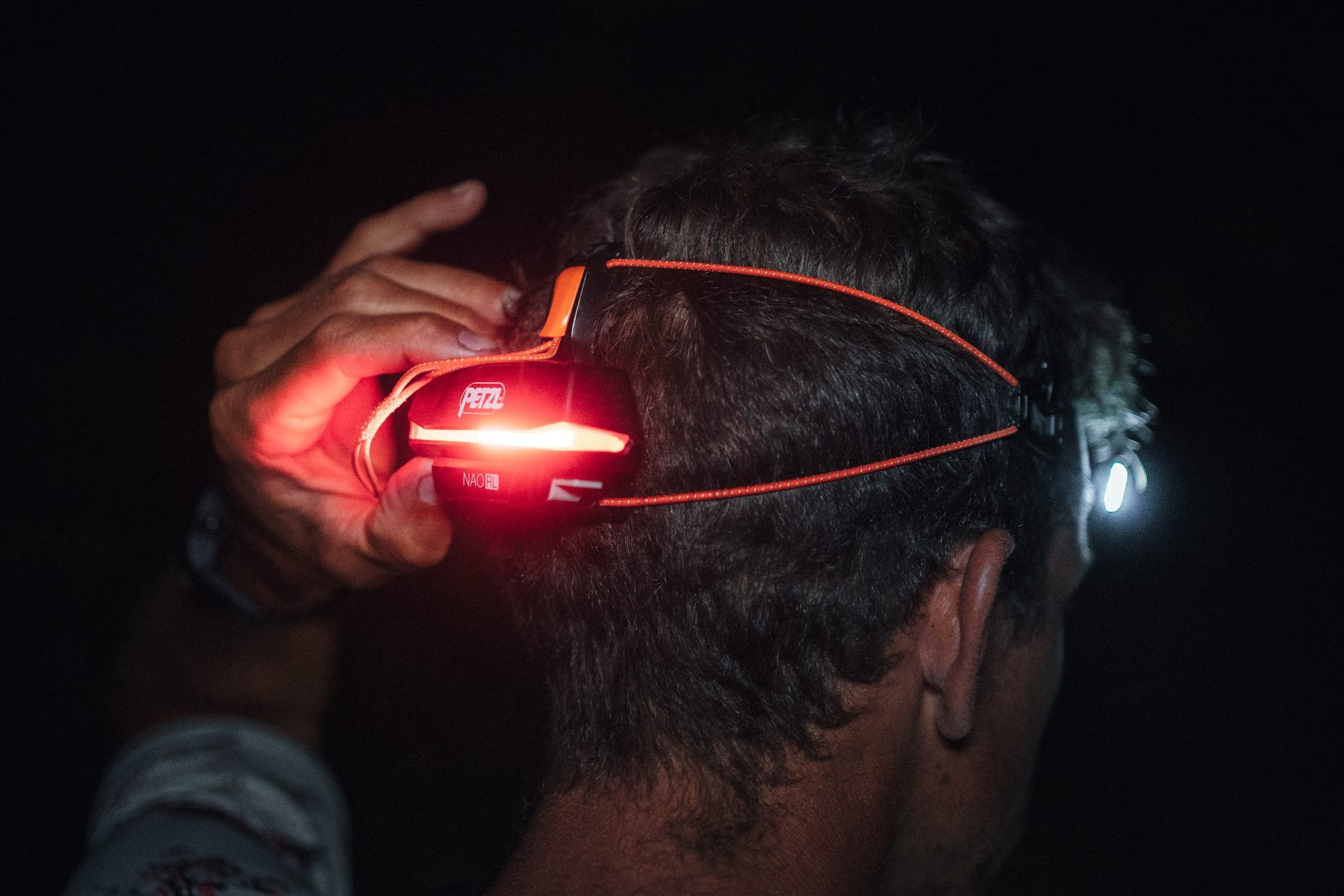 De backlight van de Petzl NAO RL