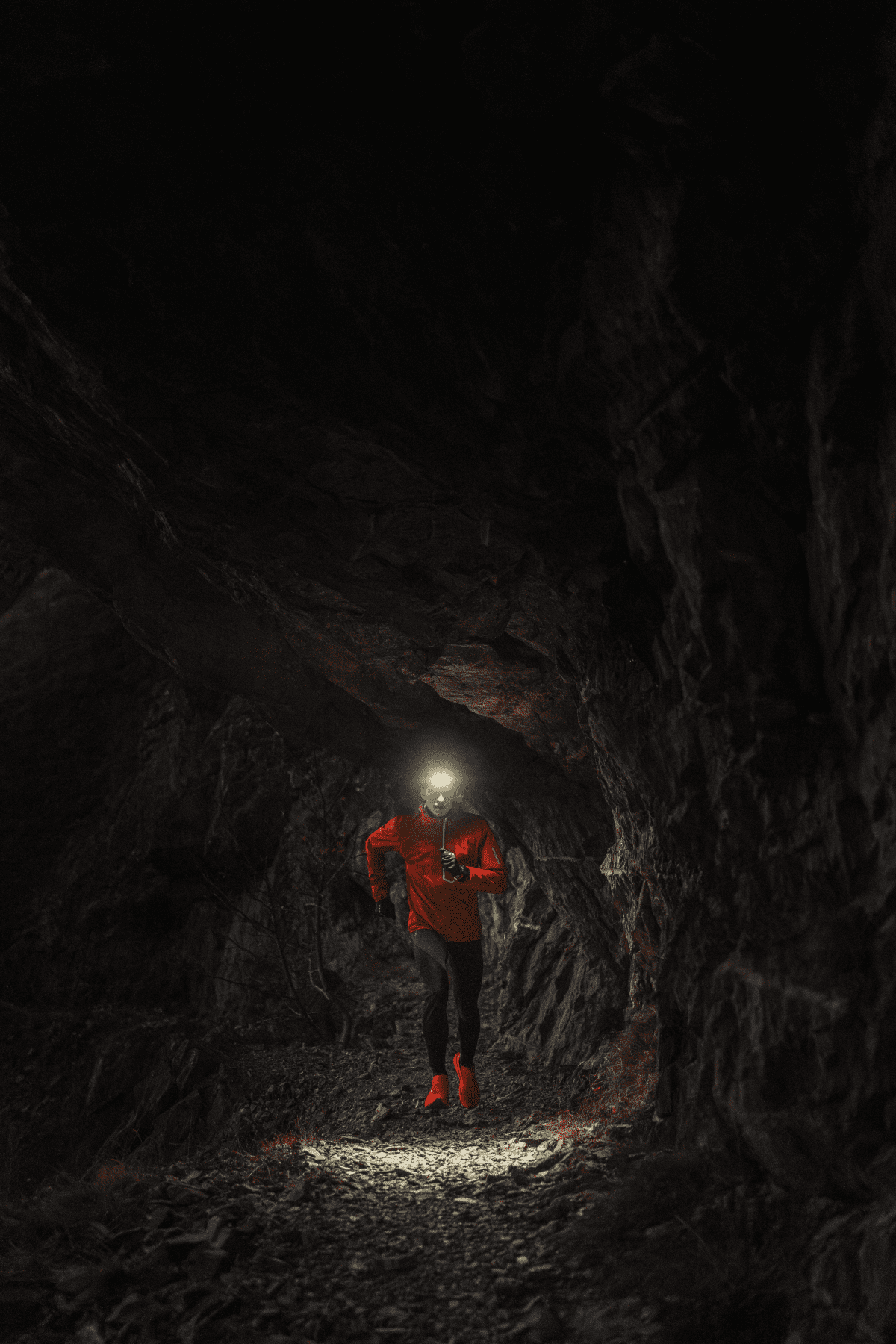 Mathieu Blanchard onder de rotsen door met de Petzl NAO RL