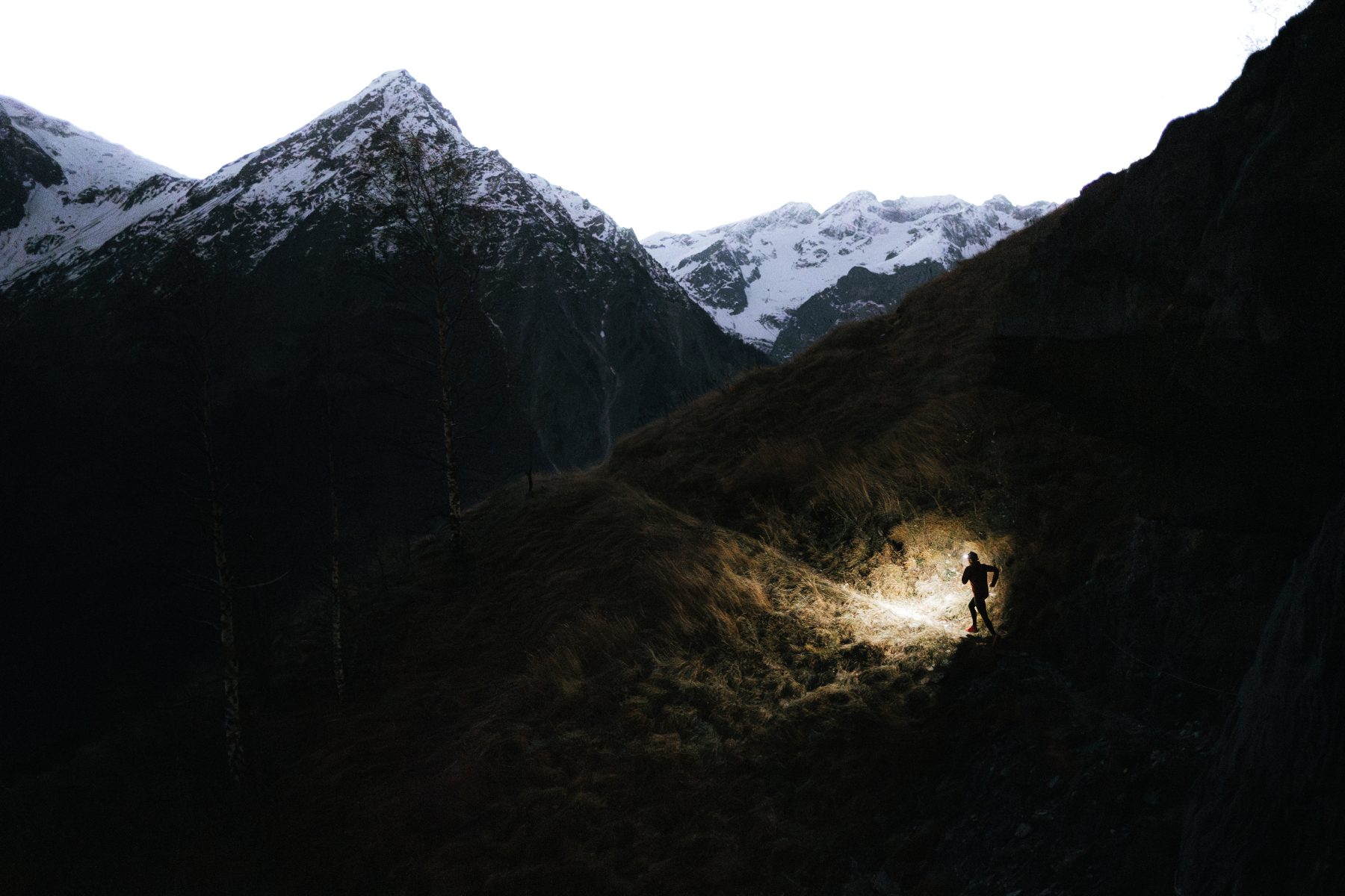 Mathieu Blanchard bij zonsopkomst met Petzl NAO RL