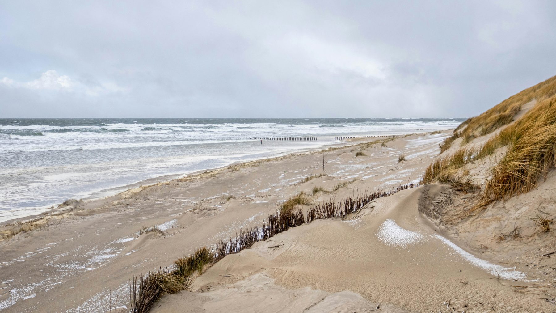 Sneeuw op het strand van Ameland.