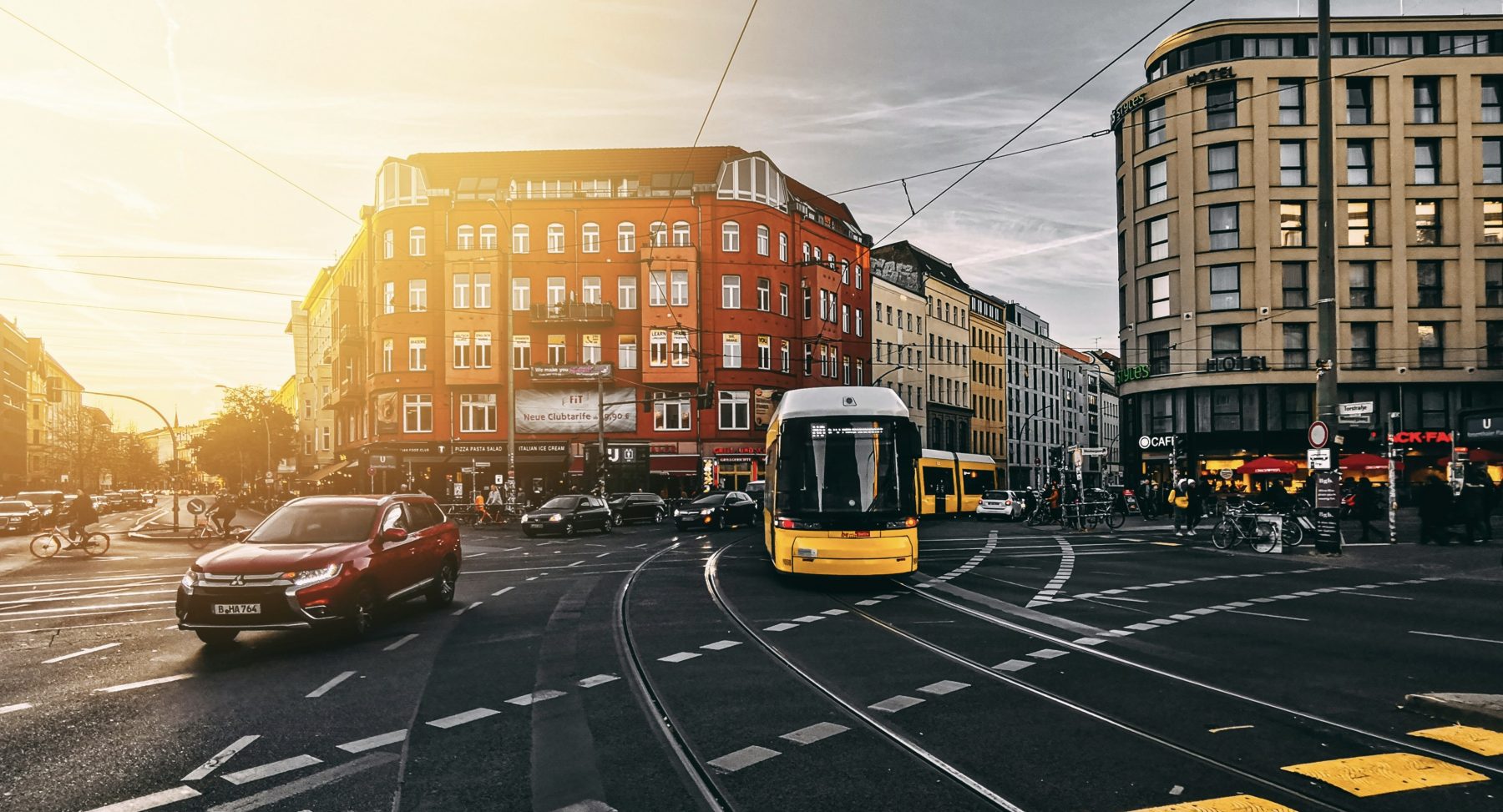 Verkeer op Rosenthaler Platz in Berlijn.