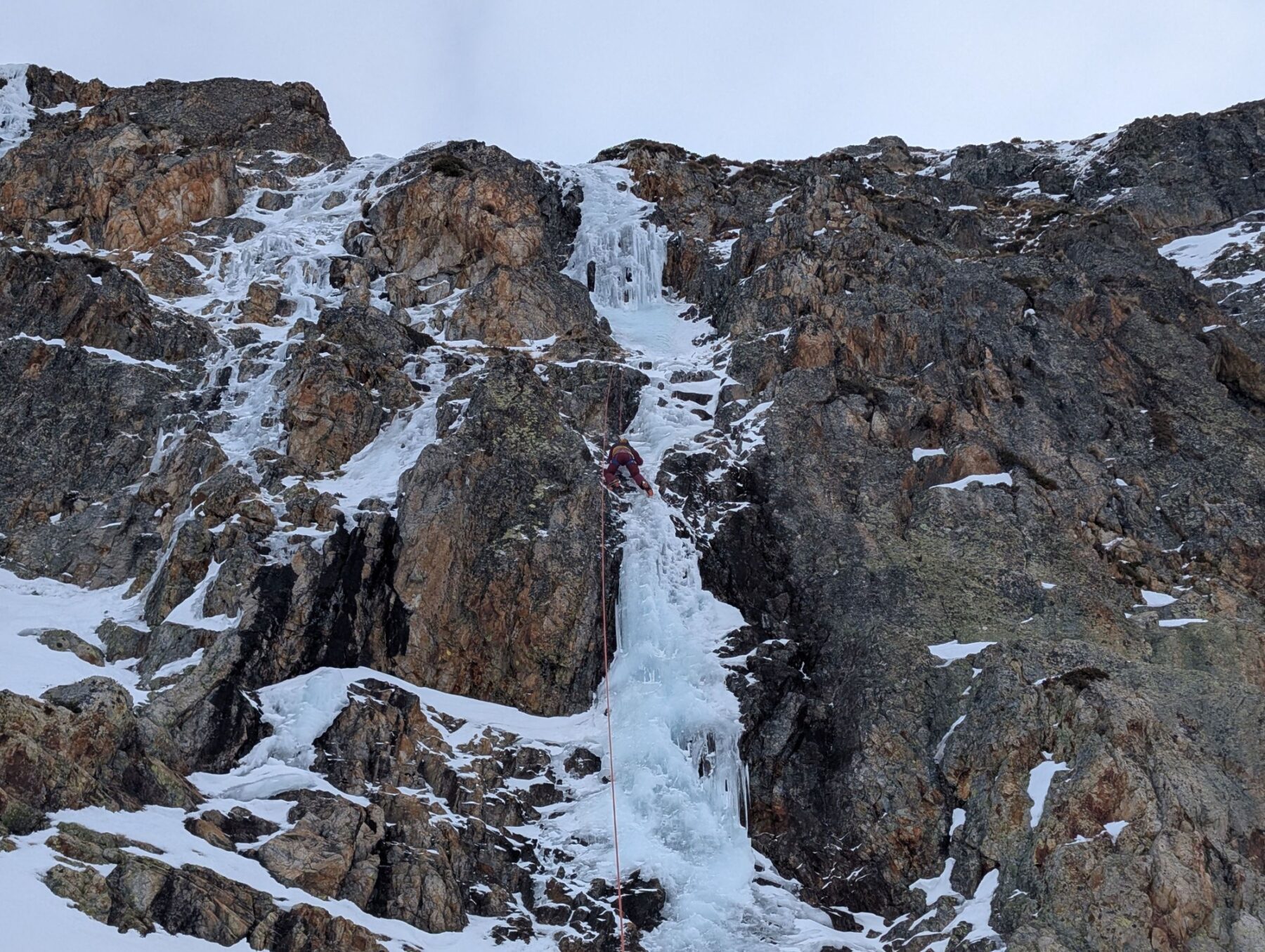 Wintersport in Alpe d'Huez is meer dan skiën: ijsklimmen van een bevroren waterval.