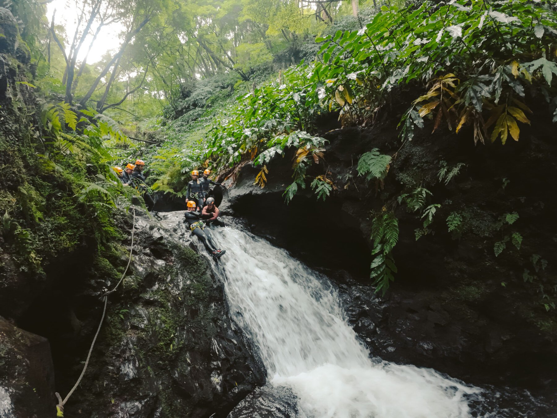 Canyoning op São Miguel, canyoning azoren, Portugal canyoning, waterval são miguel, tropisch bos são miguel