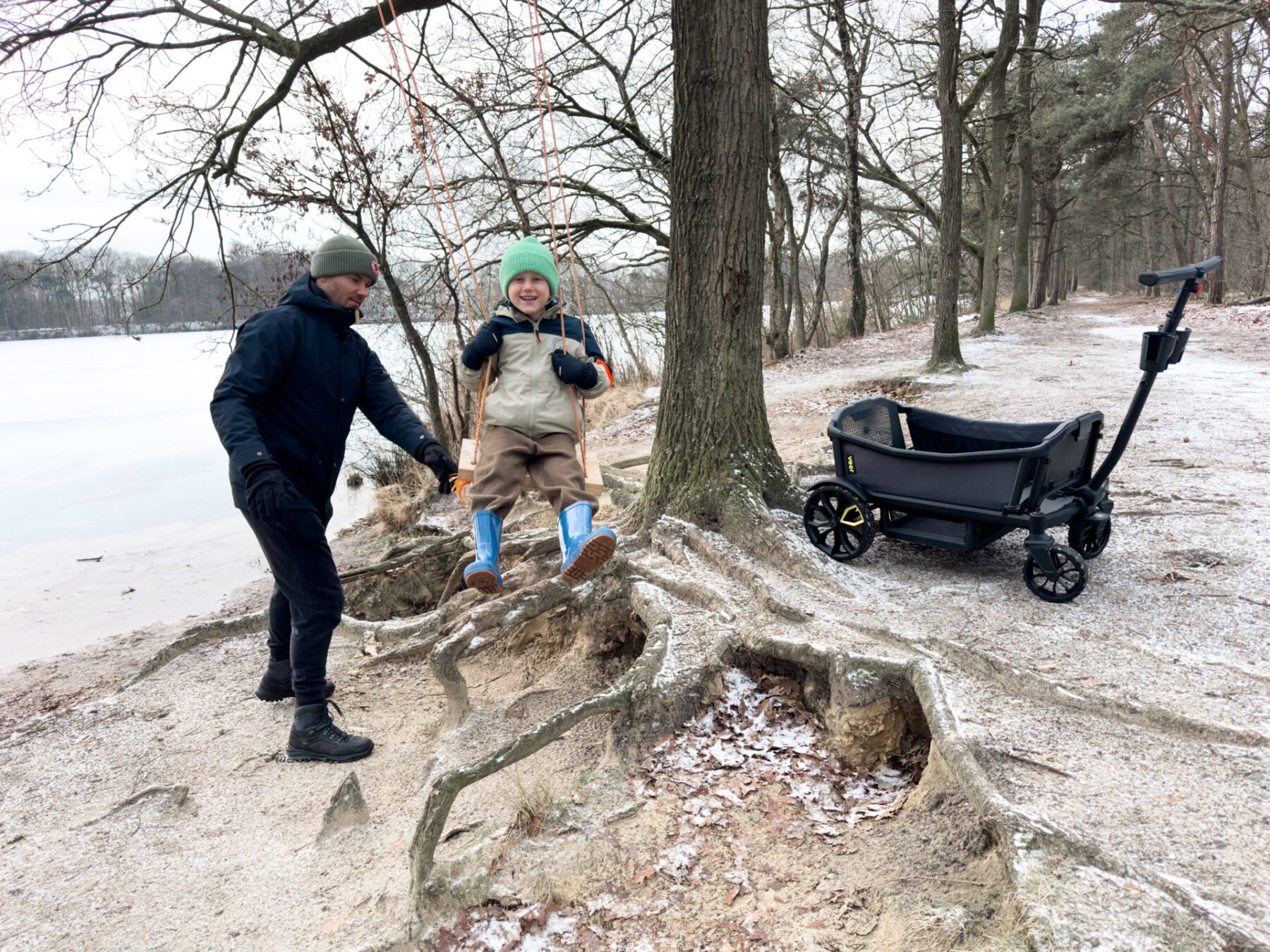 Schommelen in het bos