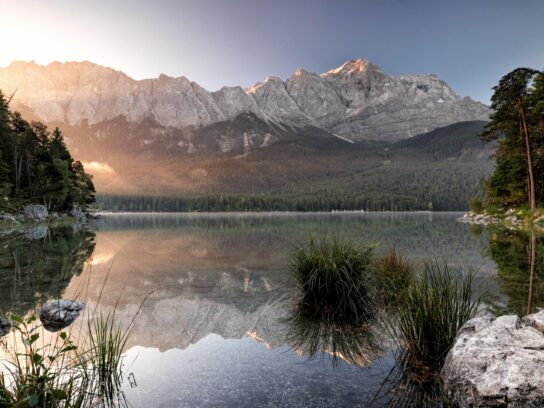 Ochtenduren aan de Eibsee met uitzicht op de Zugspitze.