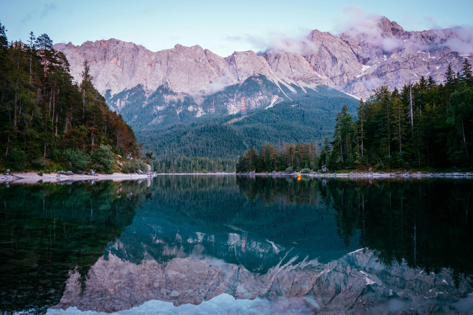 Uitzicht over de Eibsee met bergen op de achtergrond.