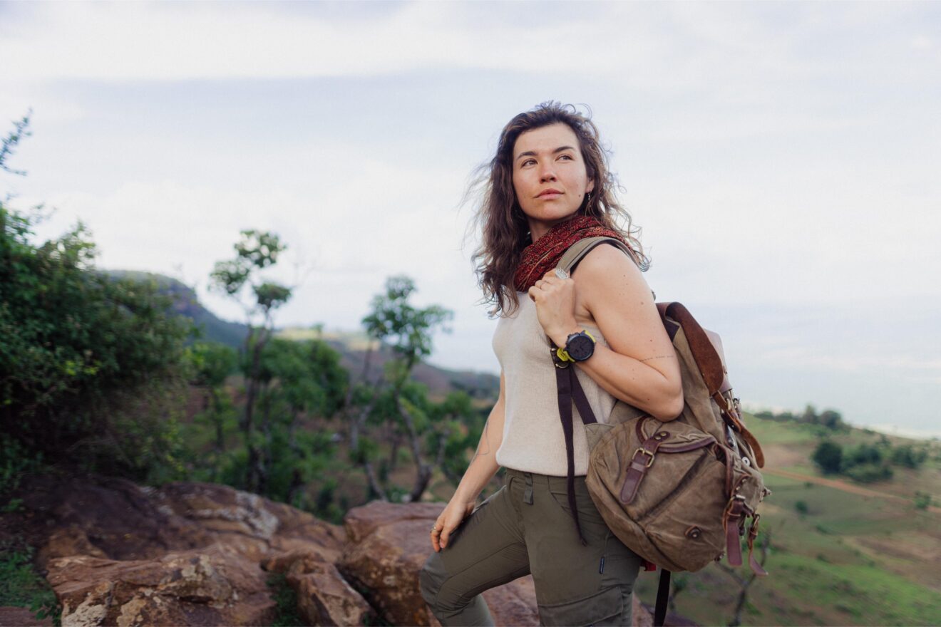 Eva zu Beck in een groene, bergachtige omgeving. Zij is één van de sprekers tijdens de National Geographic Summit 2026.