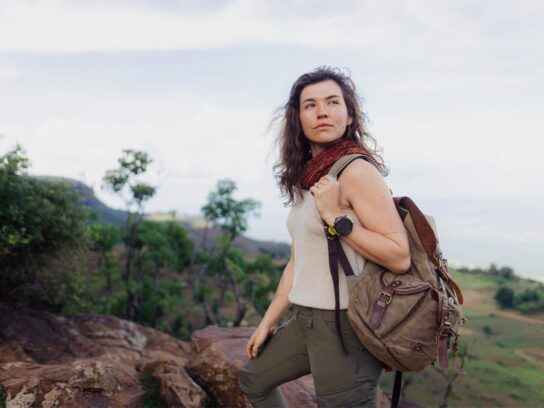 Eva zu Beck in een groene, bergachtige omgeving. Zij is één van de sprekers tijdens de National Geographic Summit 2026.