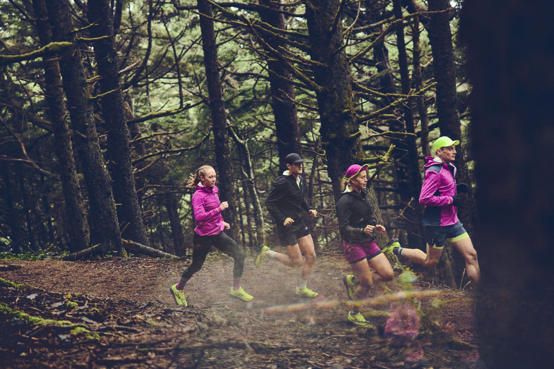 Samen met andere deelnemers loop je in BROOKS kleding