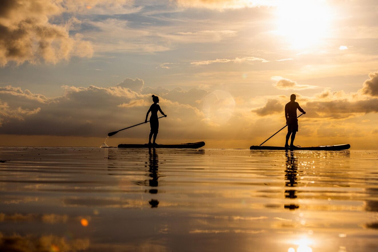 Stand-up-paddleboarders voor de kust van Hatteras Island, een populaire plek voor wateractiviteiten