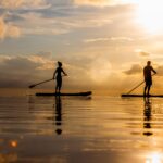 Stand-up-paddleboarders voor de kust van Hatteras Island, een populaire plek voor wateractiviteiten