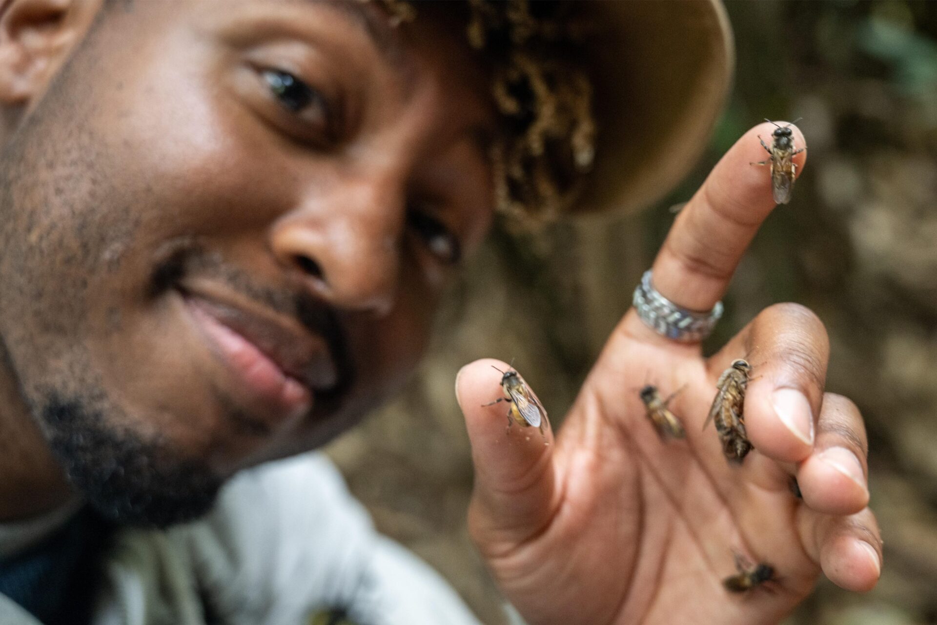 Samuel Ramsey met een aantal bijen op zijn hand. Hij is één van de sprekers tijdens de National Geographic Summit 2026.
