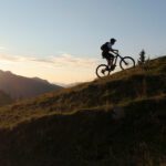 Mountainbiken bij zonsopgang in het Tannheimer Tal