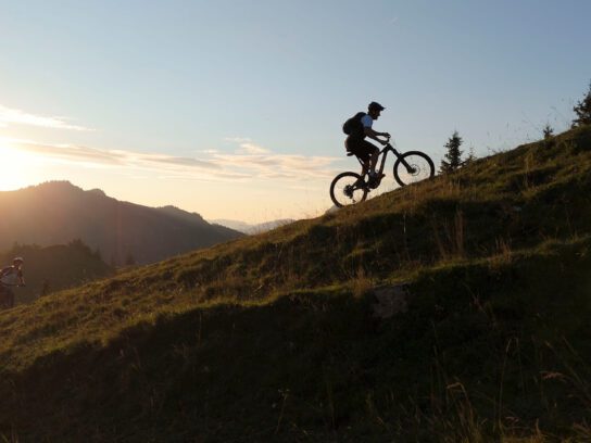 Mountainbiken bij zonsopgang in het Tannheimer Tal