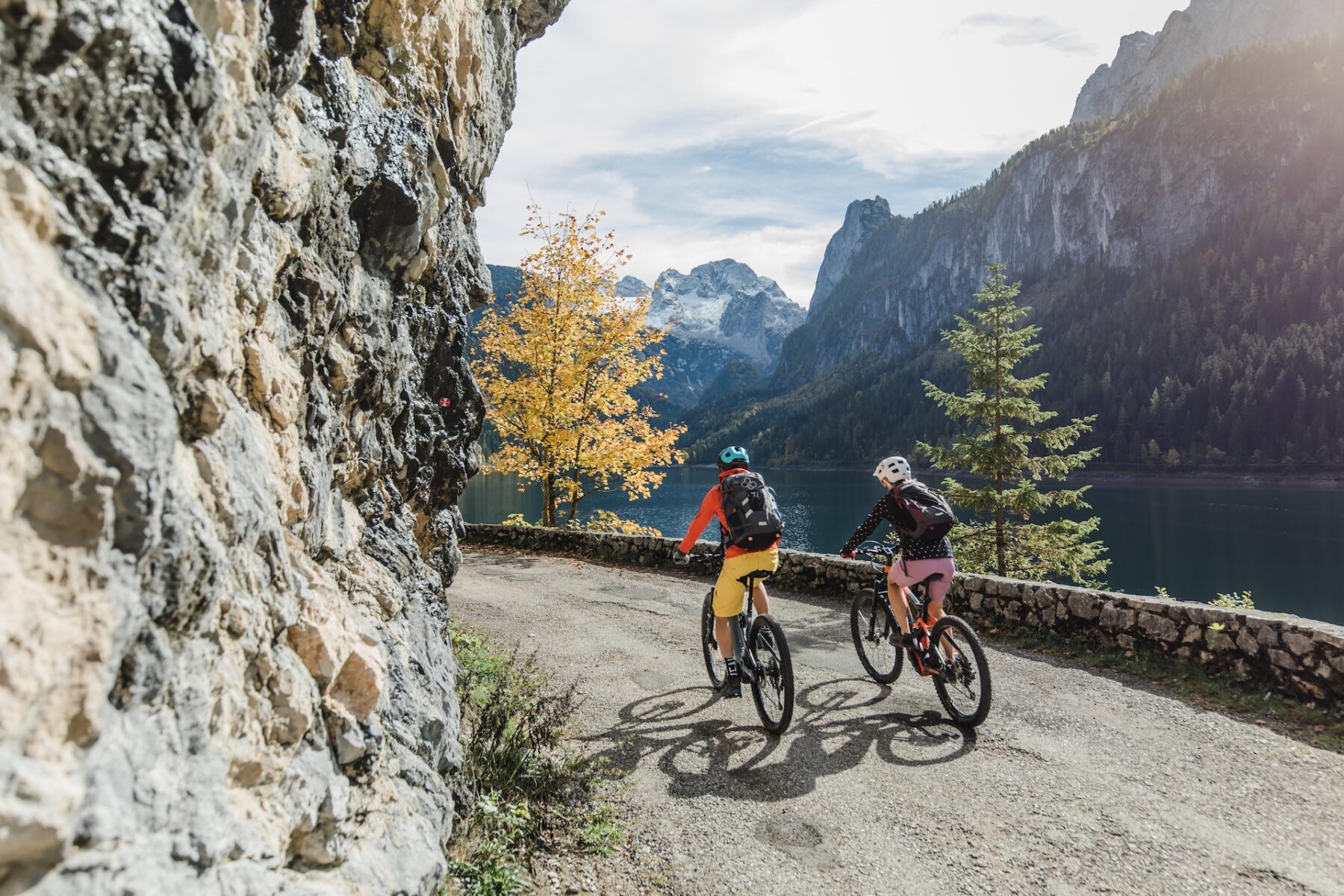 Foto: Salzkammergut/Katrin Kerschbaumer: Ein P‰rchen radelt entlang des Gosausees