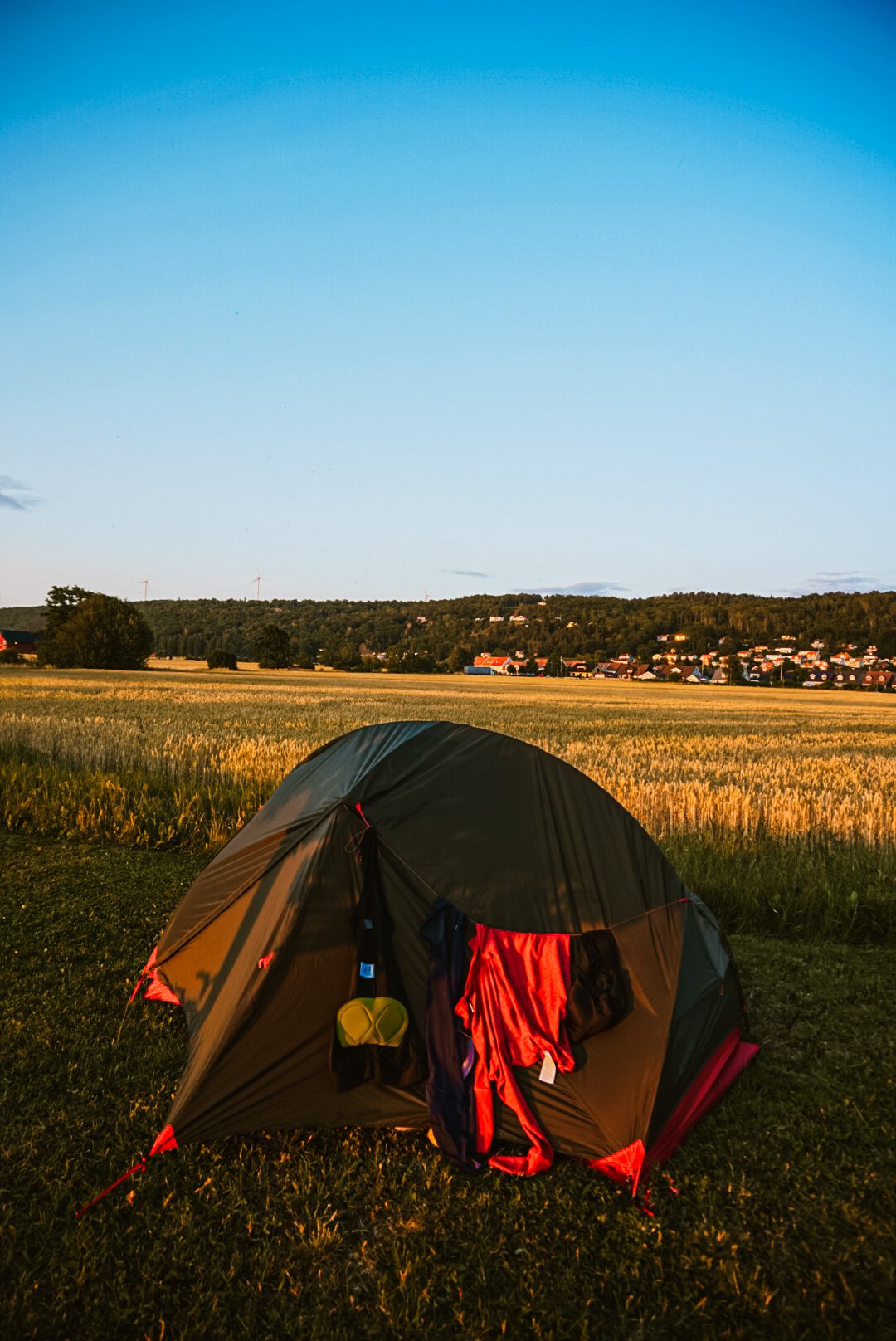 Sammy bikepacken Stockholm Rotterdam tent