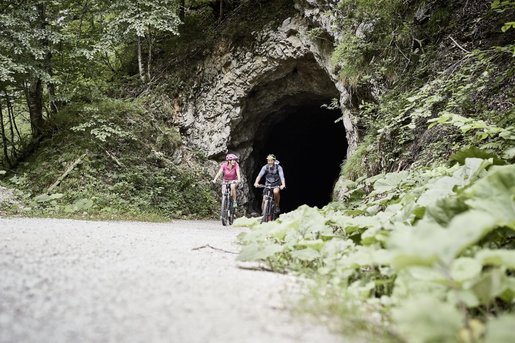 Foto Nationalpark Kalkalpen/Sonja Schäfer: Mountainbiken am Hintergebirgsradweg auf der Trasse der alten Waldbahn im Nationalpark Kalkalpen.