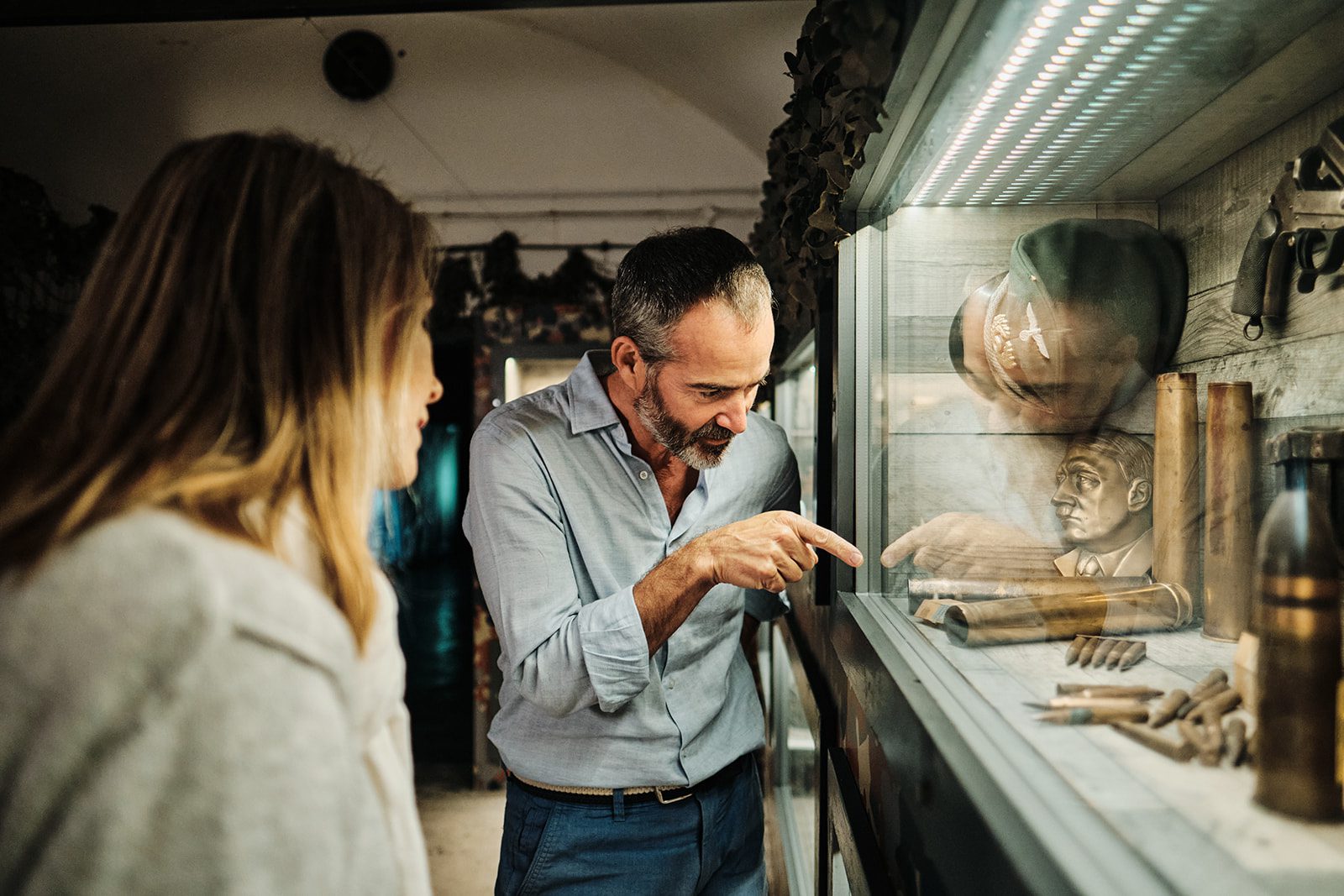 Mensen die de tentoonstellingen in de Jersey War Tunnels bekijken.