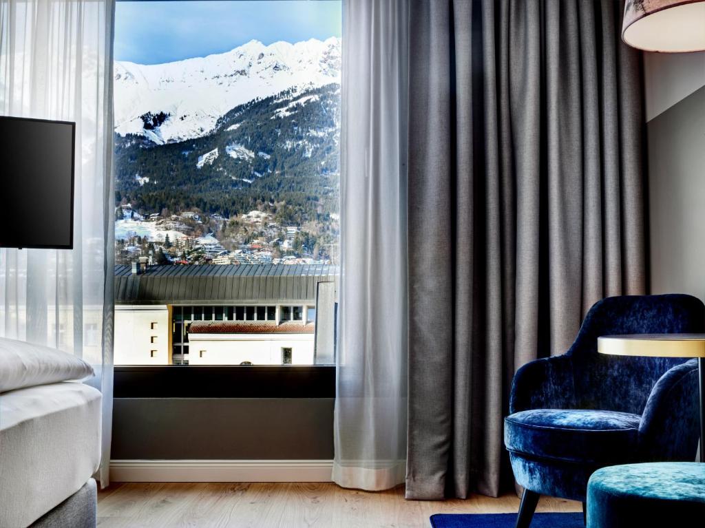 Het uitzicht op een berglandschap vanuit een kamer van het STAGE 12 Hotel.
