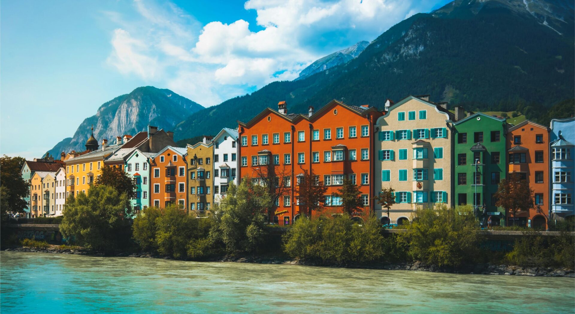 Gekleurde huizen aan het water in Innsbruck.