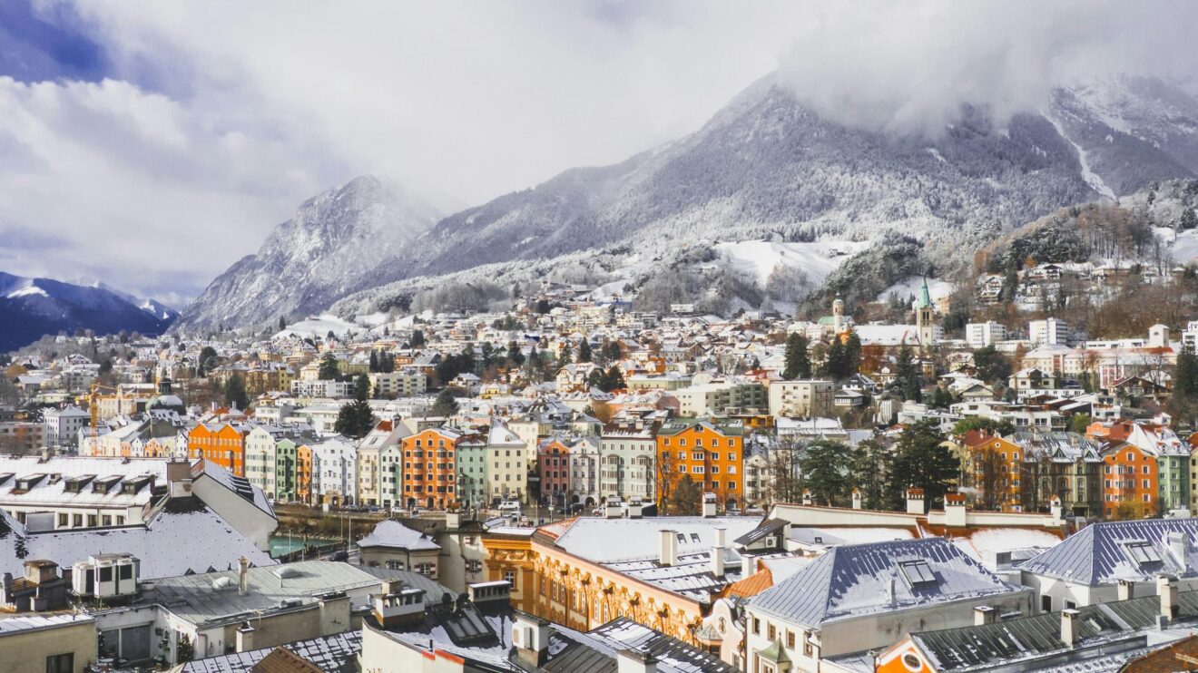 Uitzicht over de stad Innsbruck in de winter.